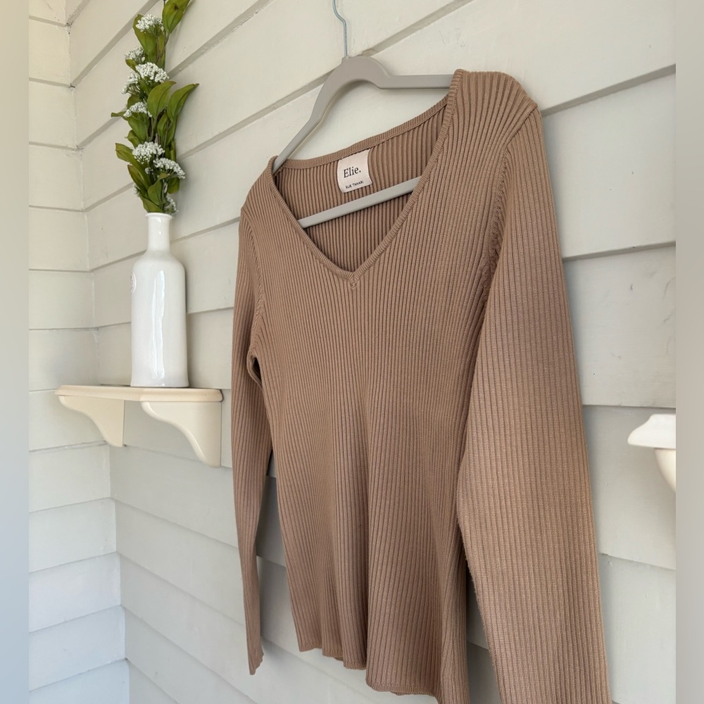 Elie Elie Tahari Ribbed Tan V-Neck Top NWOT - Picture 5 of 9